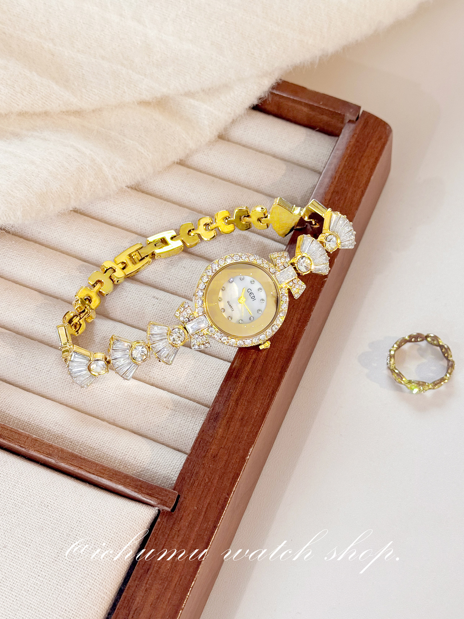 Mermaid Women's Watch Light Lu - مراجعة Luxury Watch And Bracelet وسعره