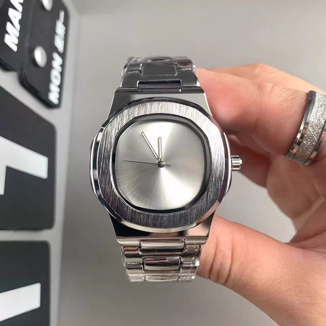 Custom Logo Men's Quartz Watch - مراجعة Luxury Watch Brands Logo وسعره