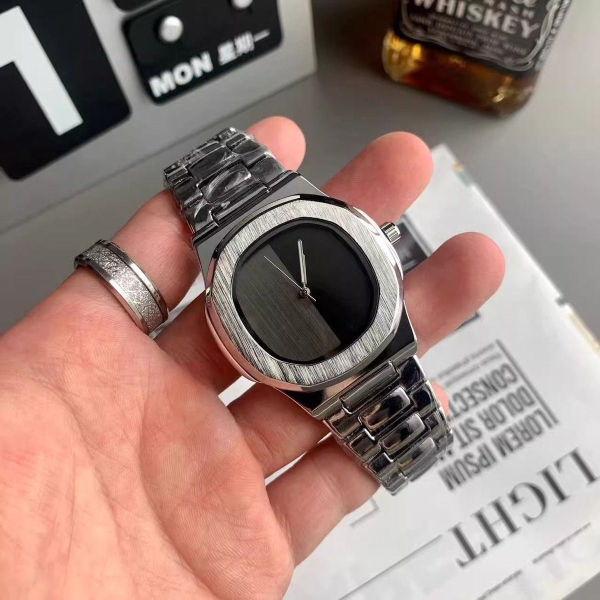Custom Logo Men's Quartz Watch - مراجعة Luxury Watch Brands Logo وسعره