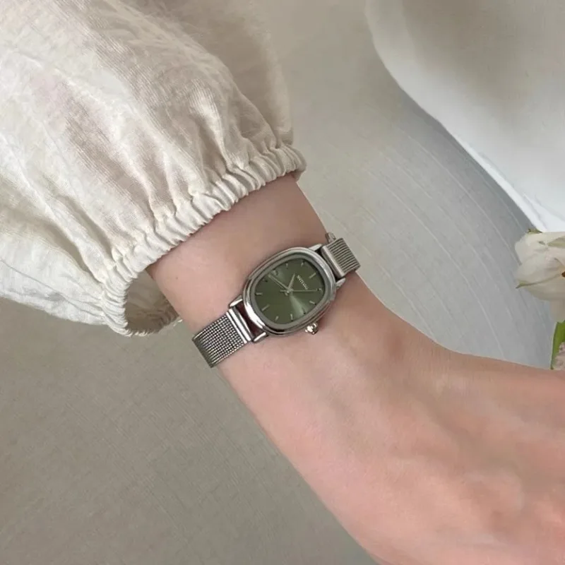 Small Oval Dial Green Watch Si - مراجعة Luxury Watch Girl وسعره