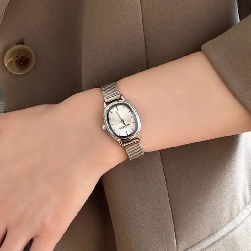 Small Oval Dial Green Watch Si - مراجعة Luxury Watch Girl وسعره
